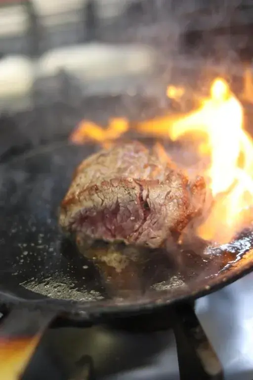 Steak z grilu priamo pred hosťami