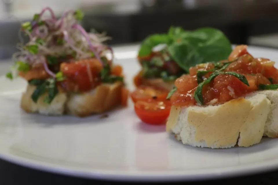 Bruschetta s paradajkou a bazalkou