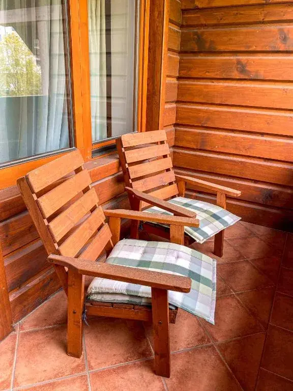 Drevené kreslá na balkóne