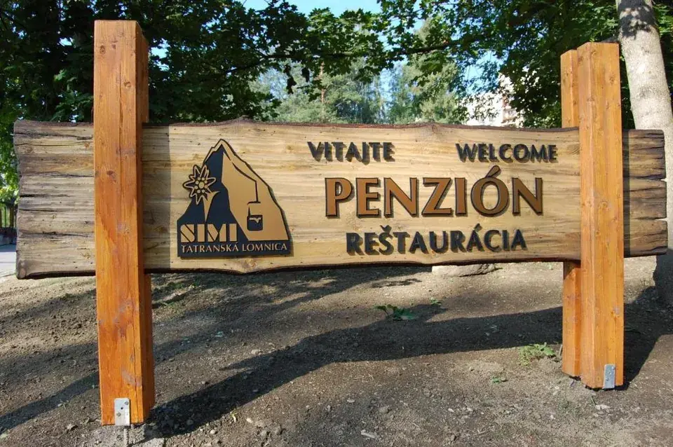 Vitajte — tabuľa pred penziónom