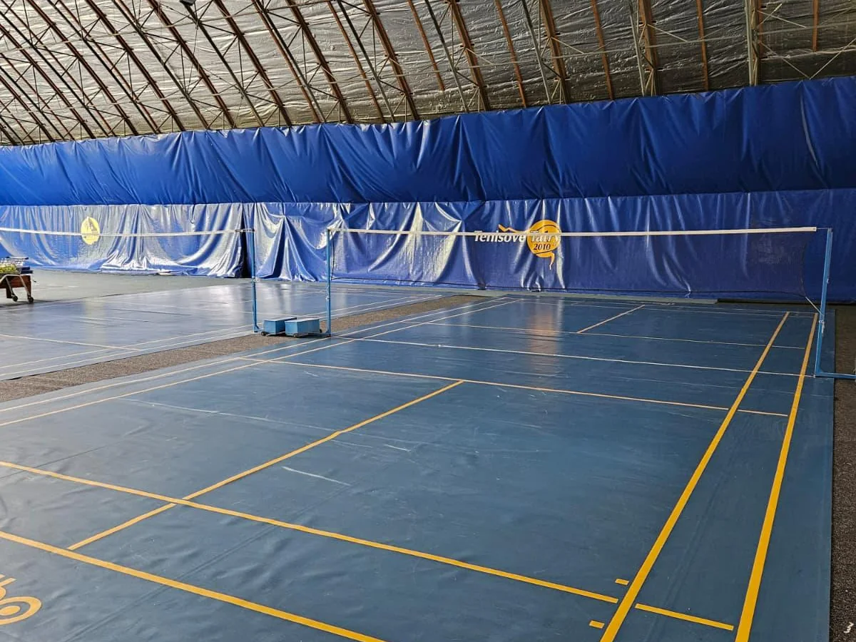 Bedmintonový kurt v krytej hale