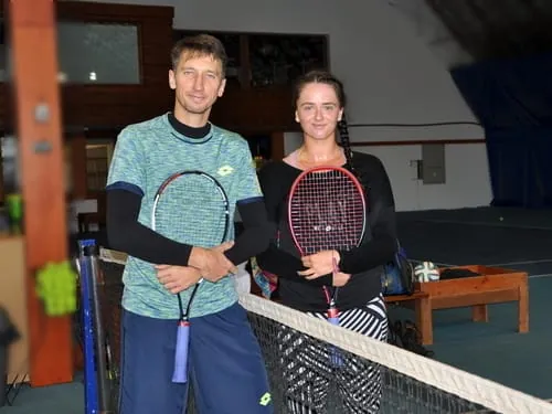 Viktória Kužmová a Sergej Stachovskij na kurte Teniscentra